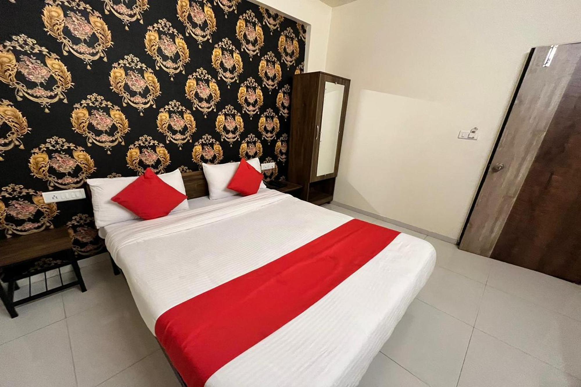 Hotel Kalyan Palace Watuwa 外观 照片