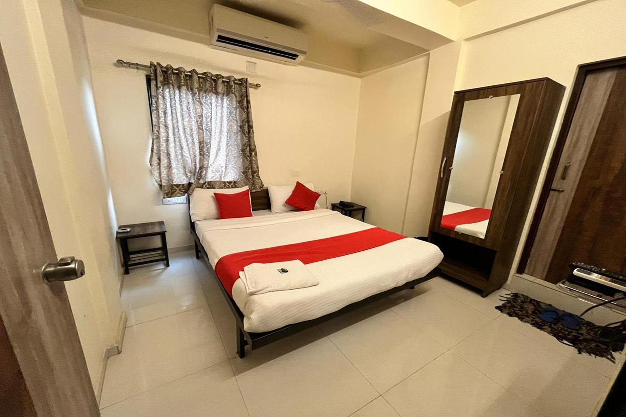 Hotel Kalyan Palace Watuwa 外观 照片
