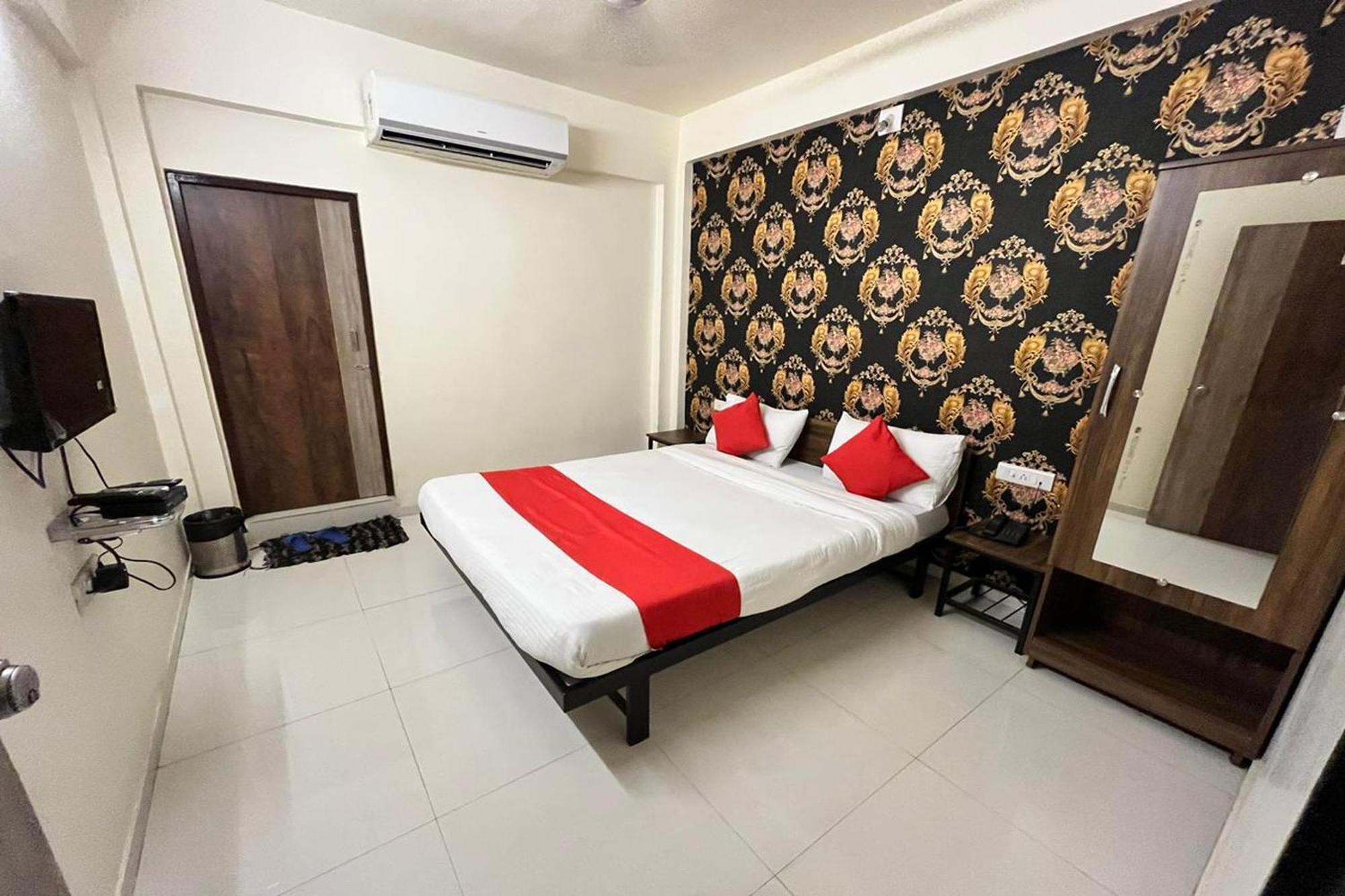 Hotel Kalyan Palace Watuwa 外观 照片