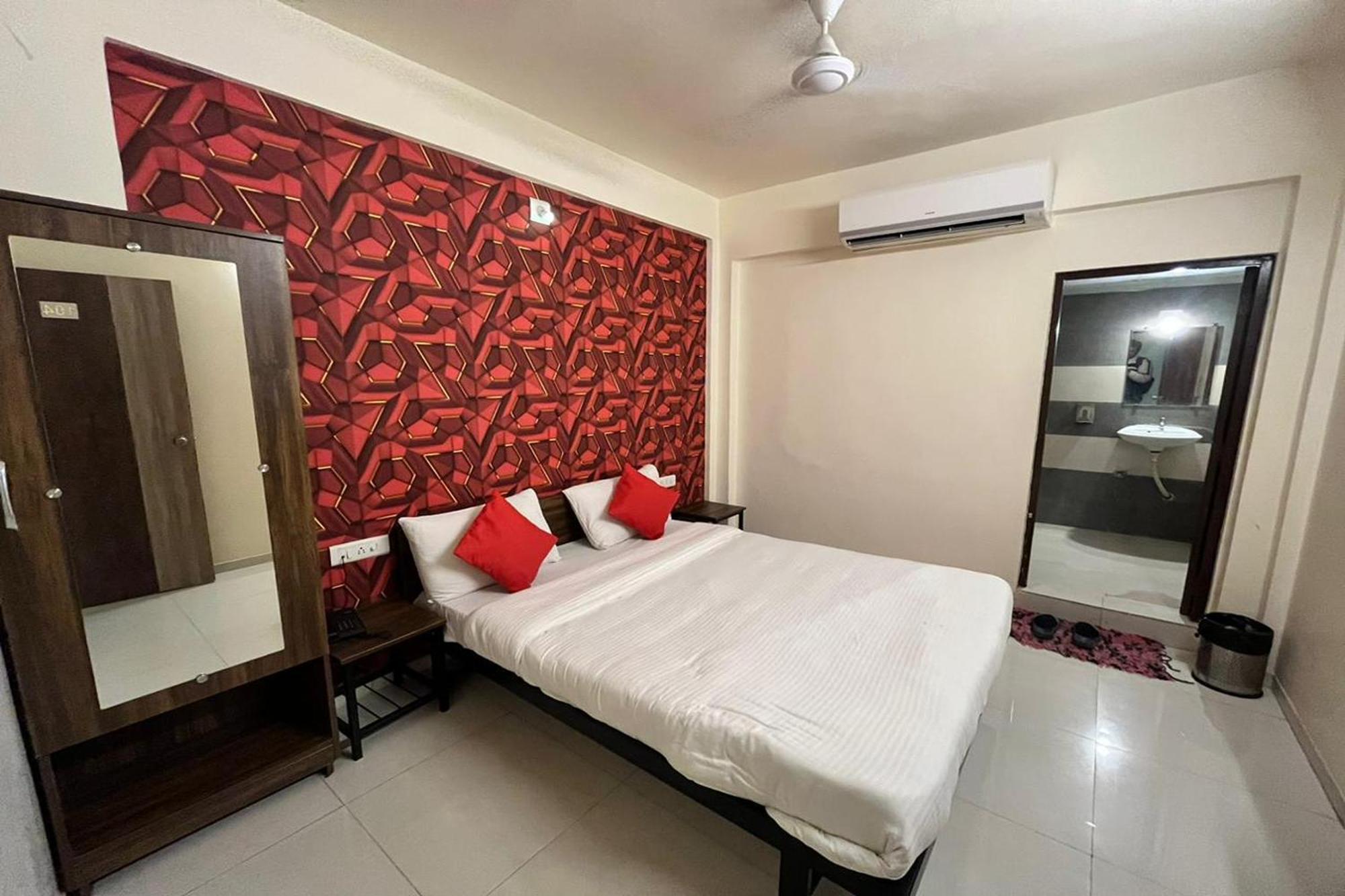 Hotel Kalyan Palace Watuwa 外观 照片