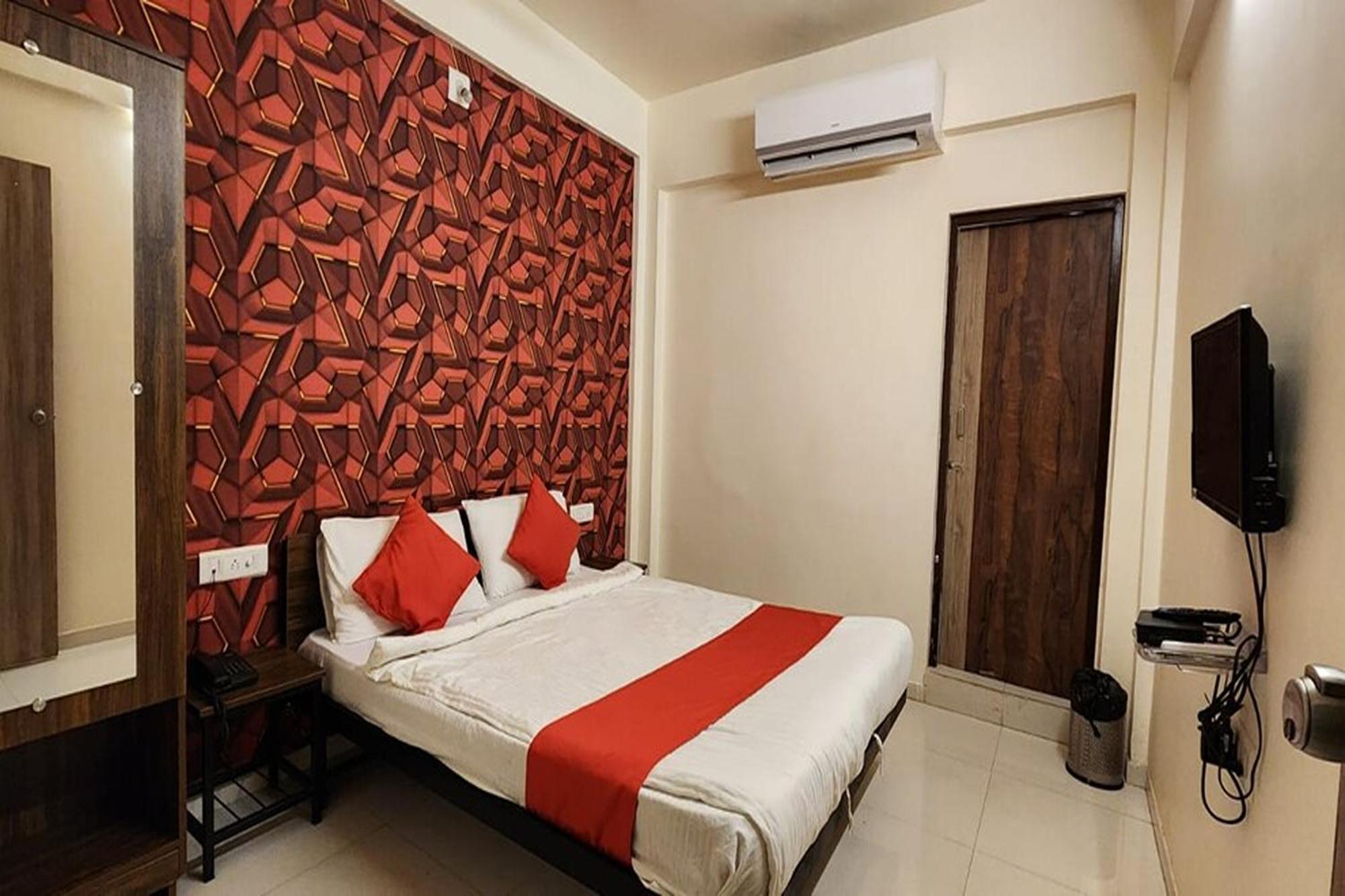 Hotel Kalyan Palace Watuwa 外观 照片