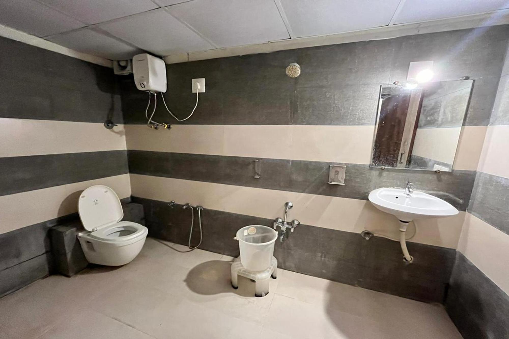 Hotel Kalyan Palace Watuwa 外观 照片