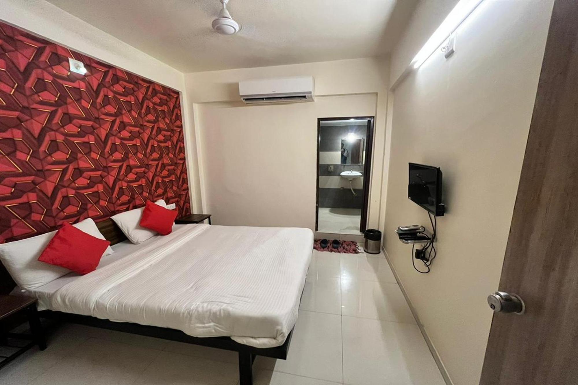 Hotel Kalyan Palace Watuwa 外观 照片