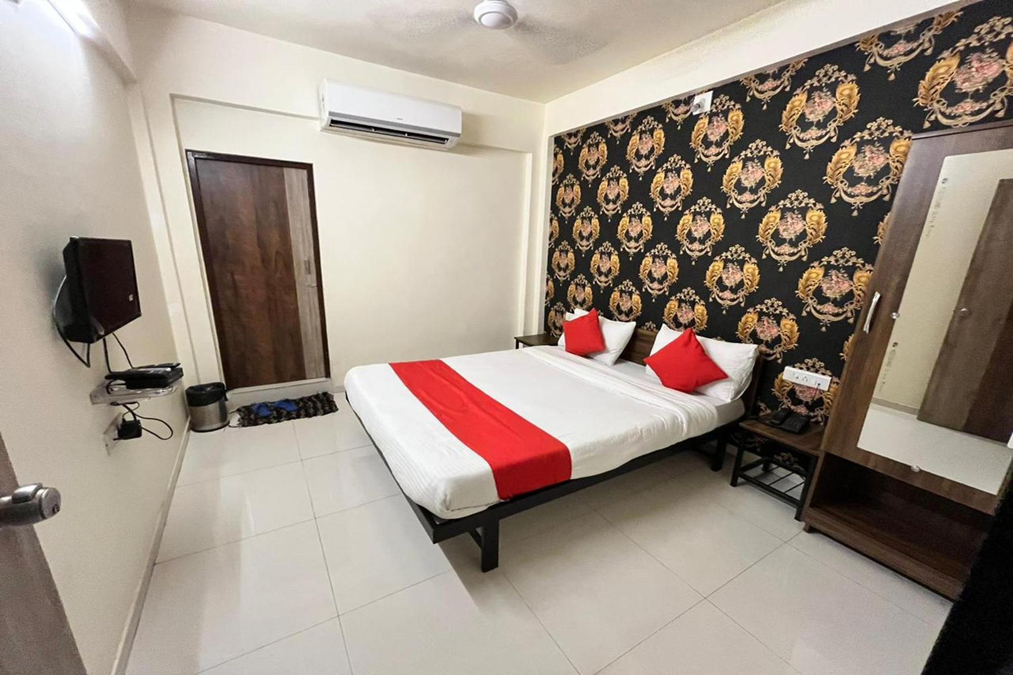 Hotel Kalyan Palace Watuwa 外观 照片