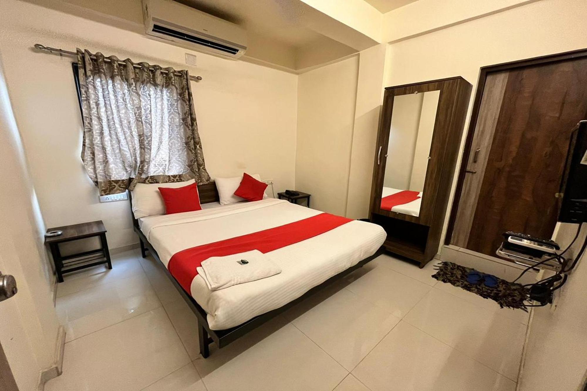 Hotel Kalyan Palace Watuwa 外观 照片