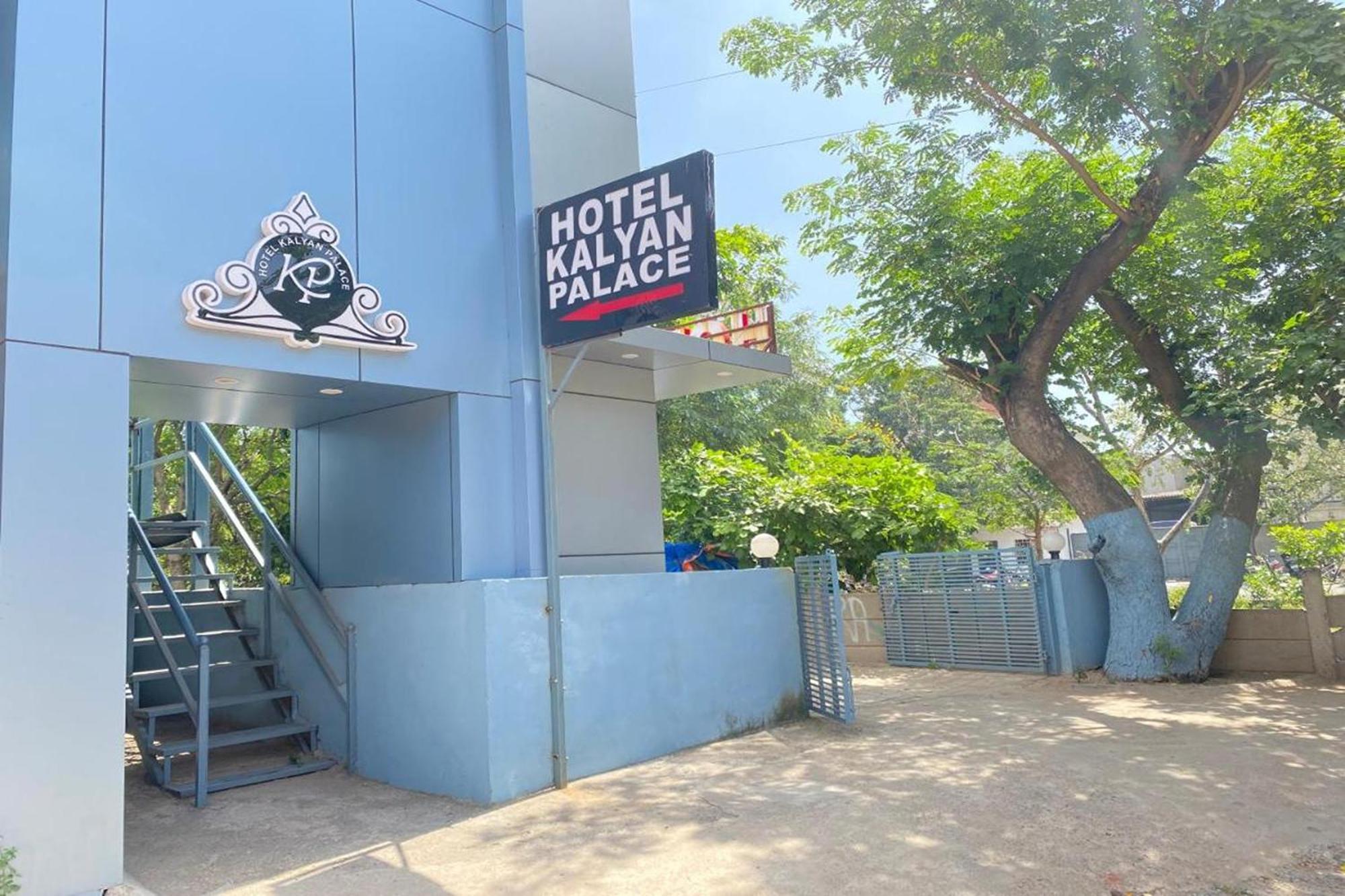 Hotel Kalyan Palace Watuwa 外观 照片